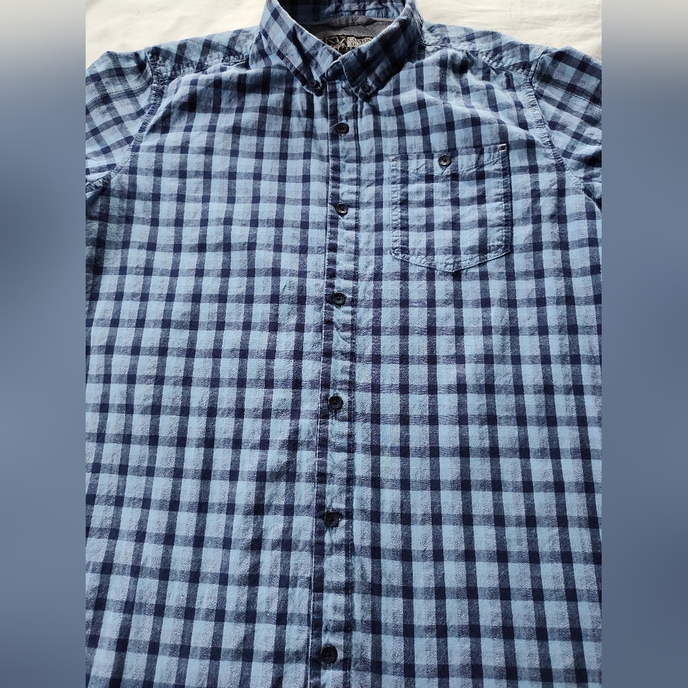 CANYON GUIDE OUTFITTERS Men's Button Up Shirt. Size XL. Short Sleeves.